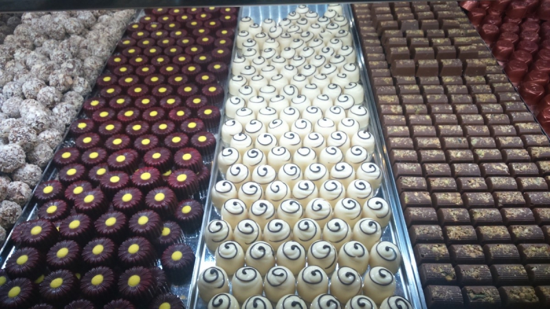 boutique-BARJOLS-min_chocolates_milk_chocolate_white_chocolate_truffles_candy_food_treat_cacao-1213769