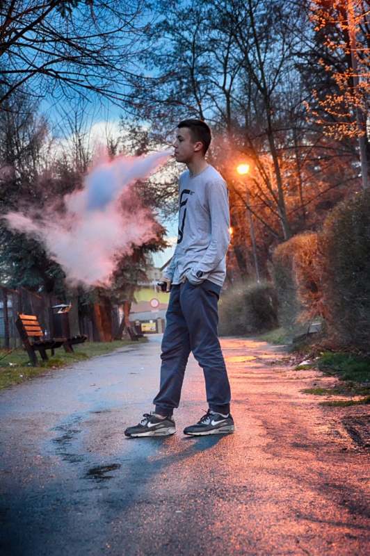 boutique-BARJOLS-min_man_boy_vape_ecigarette_vaping_smoking_ecig_vapor-635340