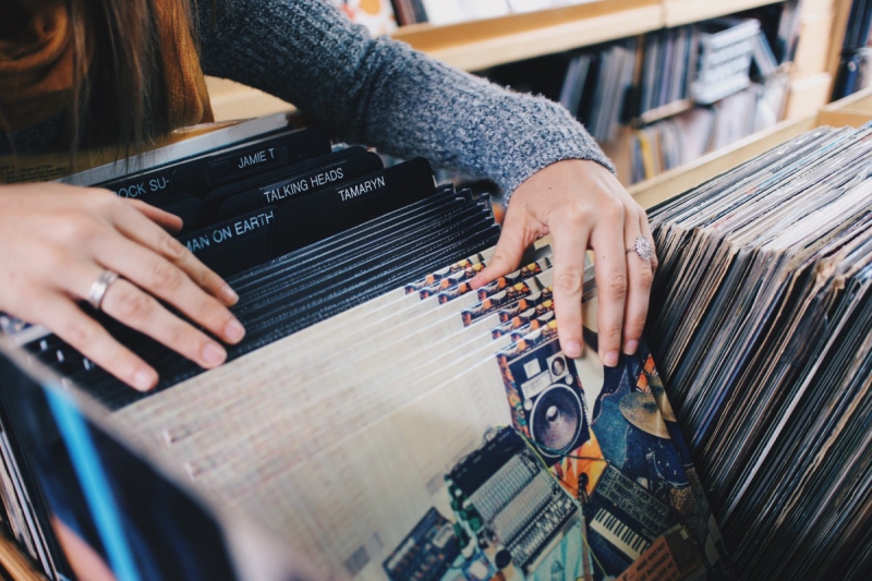 boutique-BARJOLS-min_vinyl_records_store_shopping_retro_music_audio_album_rock-684576